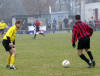 Domci kapitn Patrik Blichr (v ltom) versus strelecky disponovan Mat Kuera. Z dohrvanho zpasu 14. kola IV. ligy, skupina A, Malinovo - Blatn 3:4