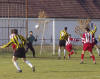 Lopta z hlavy Toma Marovskho mieri do brny Raana Petra Molnra, ktor u glu  na 1:2 nezabrni. Zo zpasu 15. kola III.ligy Senec B - Raa 6:2