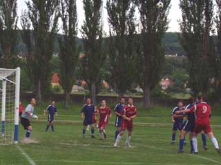 Hráči čakajú na loptu, ktorá padá do pokutového územia Čiernej Vody - zo zápasu 22. kola Záhorská Bystrica - Č. Voda 1:2